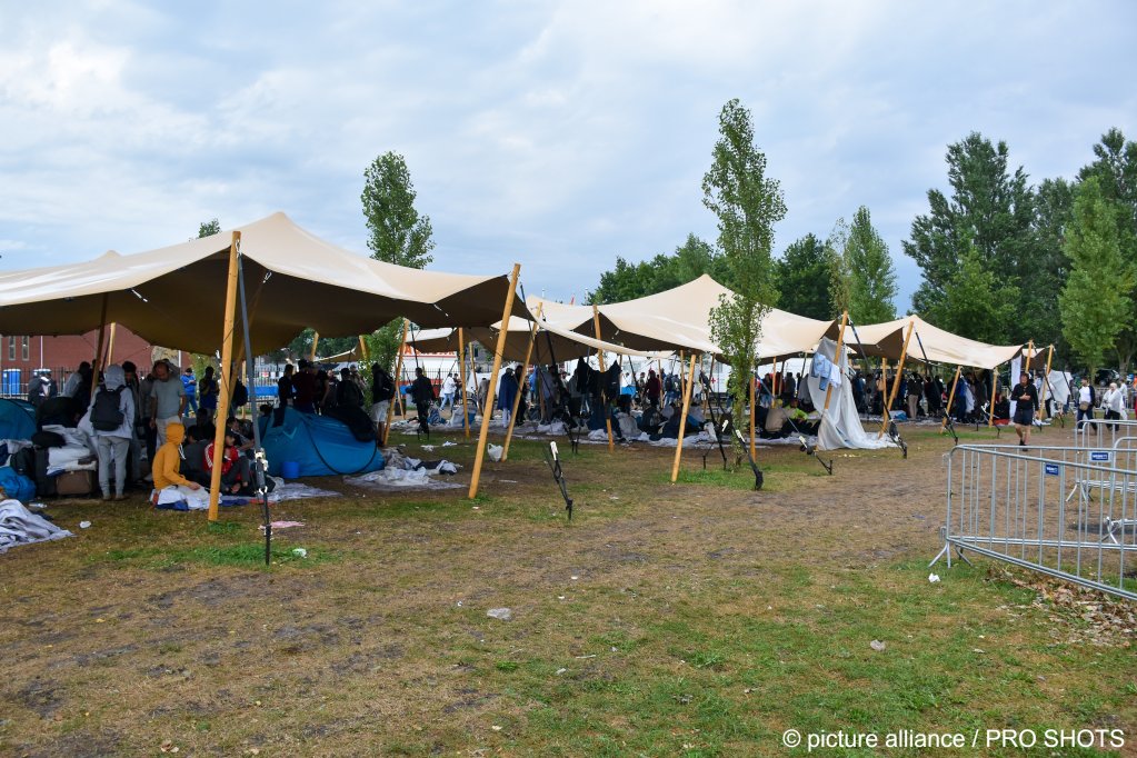 In August 2022, people were forced to sleep outdoors as reception facilities at Ter Apel in the Netherlands were full | Photo: picture alliance