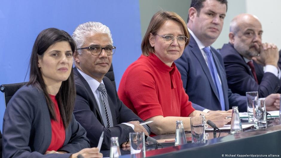 Caglar (left) was a key member of the government's commission on integration | Photo: Michael Kappeler/dpa/picture-alliance