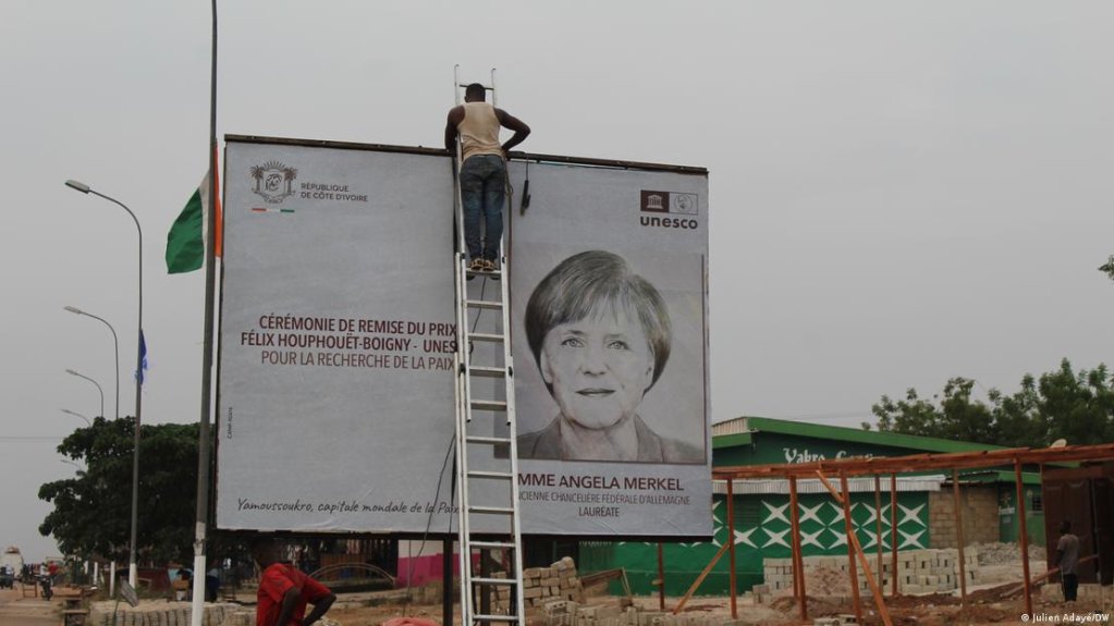 Many Ivorians say Angela Merkel deserves the UNESCO Peace Prize | Photo: Julien Adayé / DW