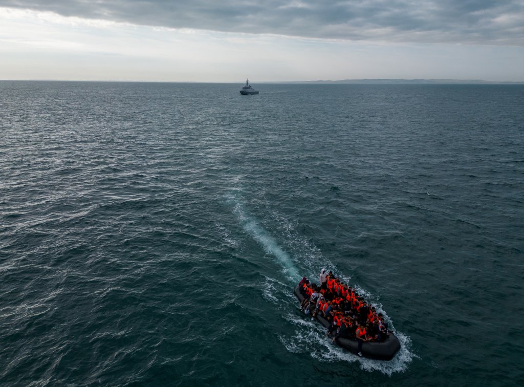 Migrants in the English Channel, heading towards the British coast, on May 4, 2024 | Photo: Reuters
