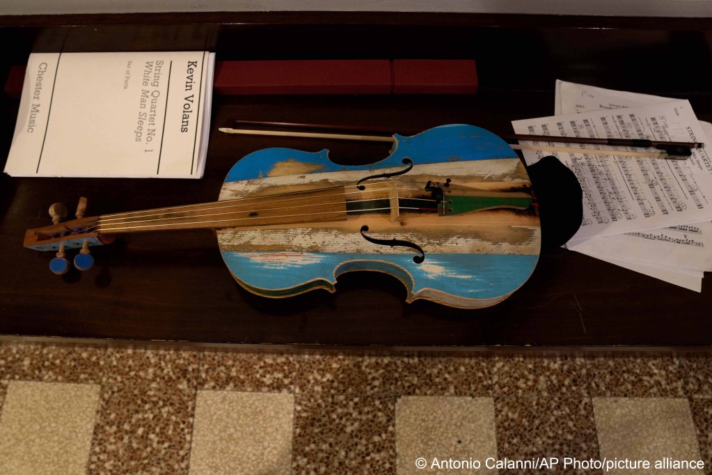 A violin made from the wood of wrecked immigrants' boats is seen during a rehearsal in Milan, northern Italy, February 10, 2024 | Photo:Antonio / Calanni  AP Photo/Antonio Calanni