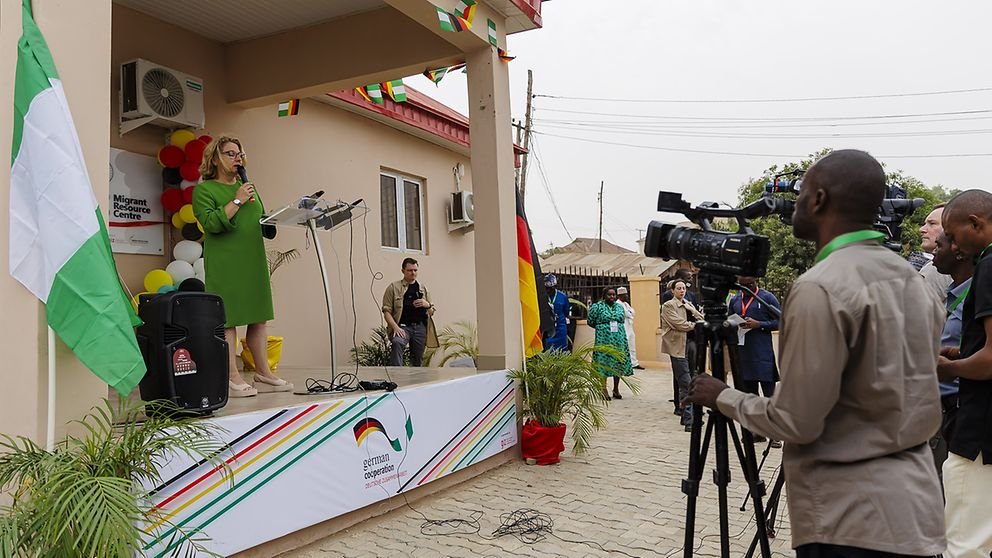 Minister Schulze makes her opening speech at the center in Nyanya, southeast of the administrative capital Abuja | Photo: Ute Grabowsky / Phothek.net / Press Office BMZ