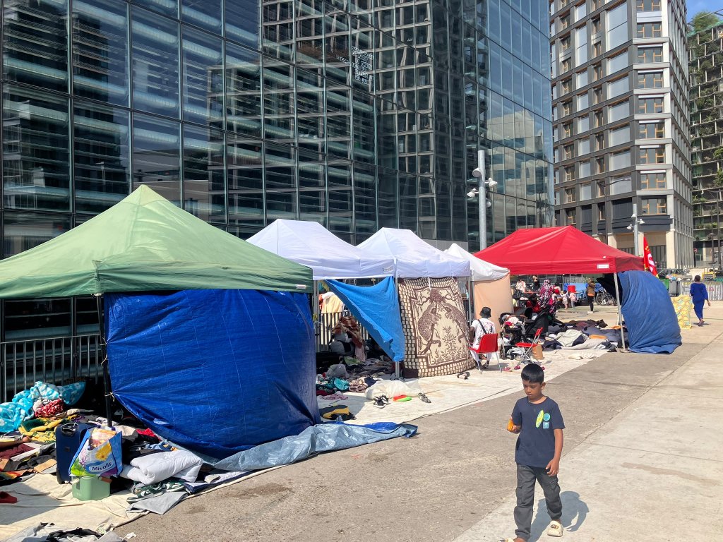 Around 200 migrant families occupy the plaza in front of the Samusocial headquarters in Paris, July 22, 2026 | Photo: InfoMigrants
