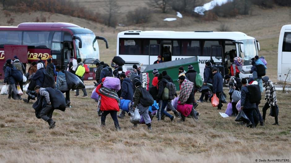 Migrants walk towards the forest after the Lipa camp in Bosnia closed | Photo: Dado Ruvic/REUTERS