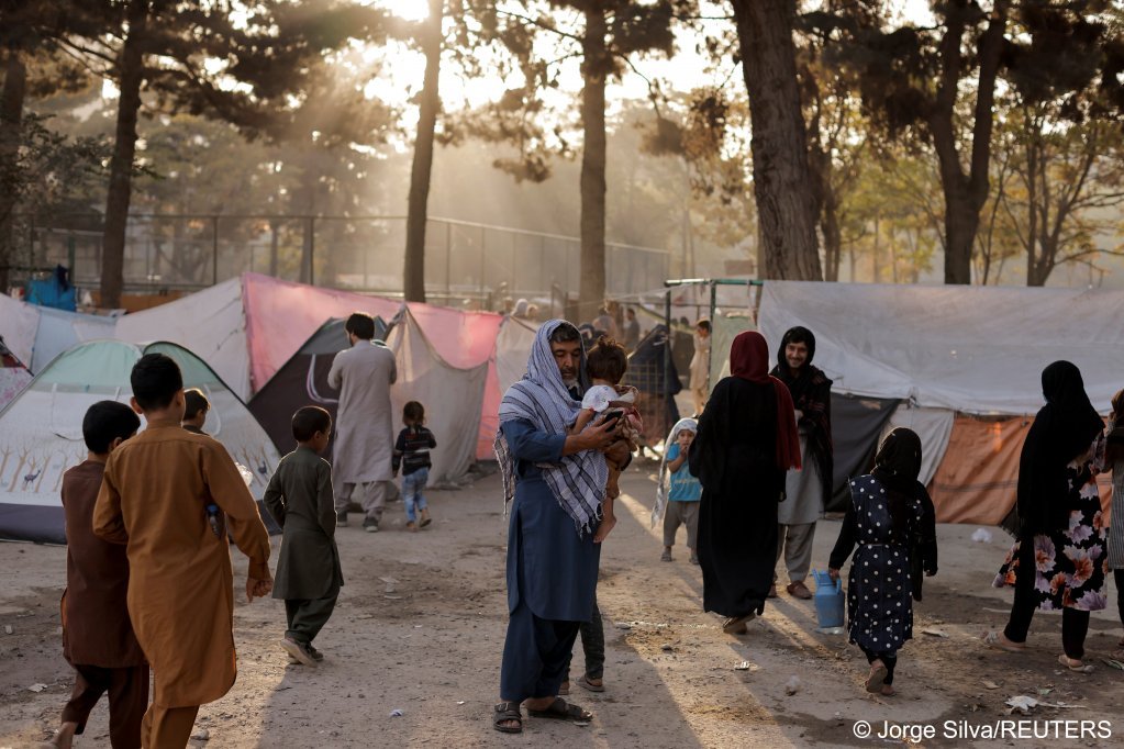 خانواده های بی جاشده افغان که به خاطر خشونت از ولایت های شان فرار می‌کنند، در نزدیکی خیمه های یک سرپناه موقت در پارک شهر نو کابل ایستاده اند
۴ اکتبر، سال ۲۰۲۱/عکس: Jorge Silva/ REUTERS