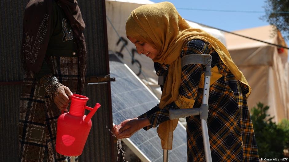 The war and the difficult economic situation mean that over 90% of the 4.5 million people in northwestern Syria depend on international aid. Two million live in camps, where clean water and sanitary facilities are scarce. Fatima and her family share a water tank with dozens of others. | Photo: Omar Albam/DW