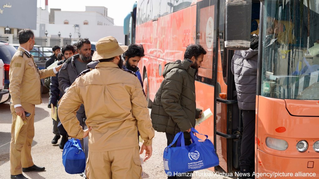 Bangladeshi migrans are regularly returned from Libya as part of IOM voluntary returns programs, often after being detained in Libyan detention centers | Photo: Hamza Turkia/Xinhua News Agency/picture-alliance