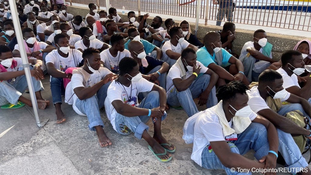 From file: Newly arrived migrants wait in the port in the Sicilian island of Lampedusa, Italy, August 27, 2023 | Photo: Tony Colapinto / Reuters