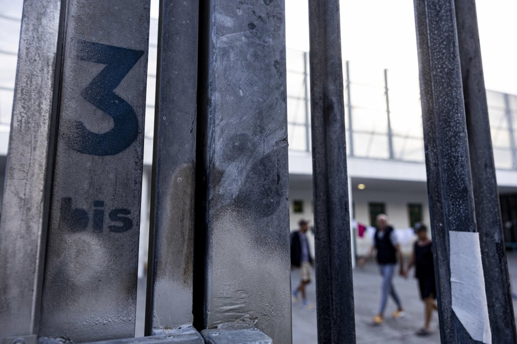 Un groupe de migrants dans la cour du CPR de Ponte Galeria, à Rome. Crédit : Ansa