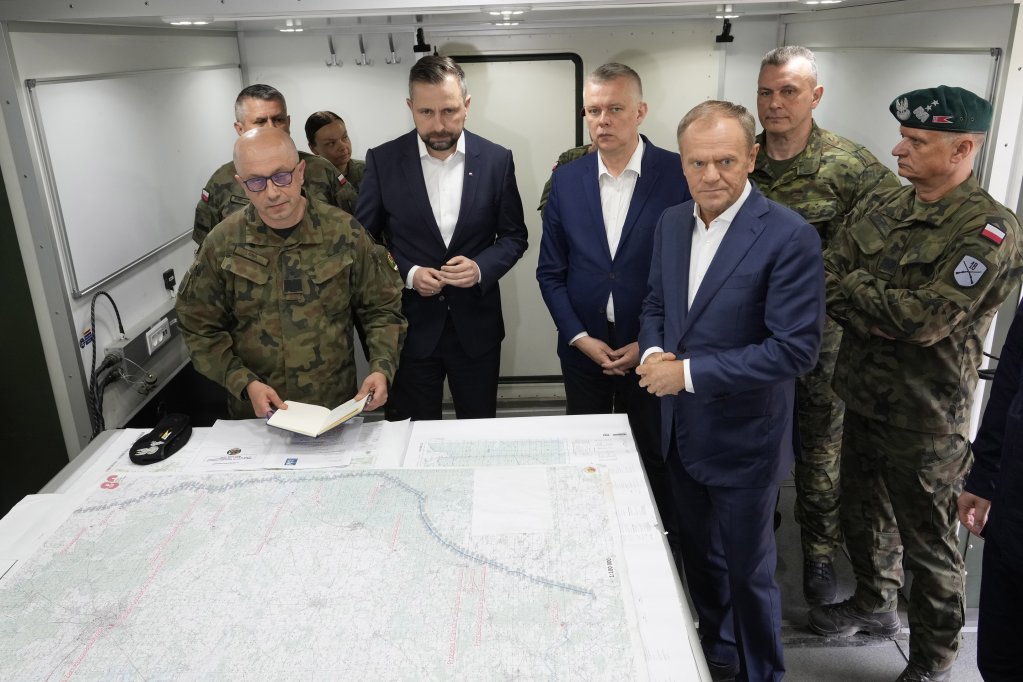 File photo: Poland's Prime Minister Donald Tusk, foreground right, Defense Minister Władysław Kosiniak-Kamysz, centre, and Interior Minister Tomasz Siemoniak, centre right, visit troops, in Dubicze Cerkiewna, eastern Poland on May 29, 2024 | Photo: Czarek Sokolowski / AP / picture alliance