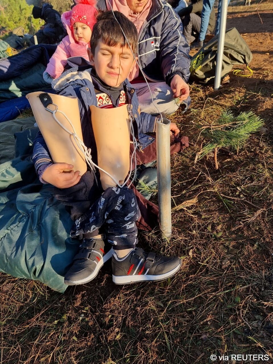Taman tient ses prothèses, près de la frontière. Crédit : Reuters et réseaux sociaux