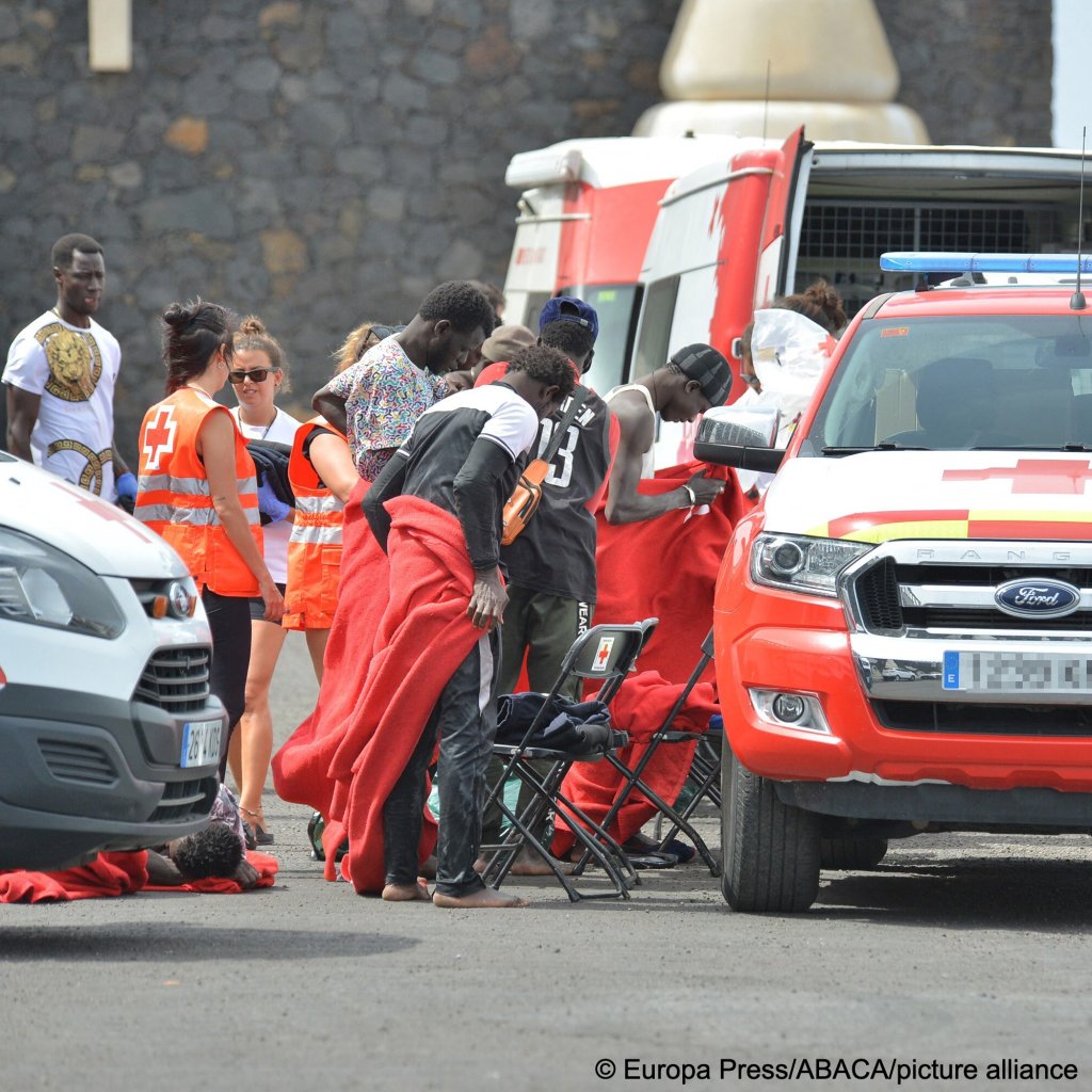Several people are attended by the health services, at the pier of La Restinga, on October 4, 2023, in El Hierro, Canary Islands (Spain) | Photo: Europa Press/ABACA/picture alliance