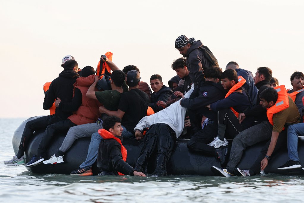 Des migrants montent dans un canot pour traverser la Manche, sur la plage de Gravelines, dans le nord de la France, le 17 juillet 2025. Crédit : Reuters