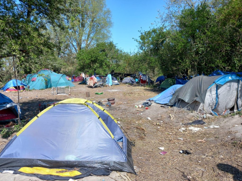 مخيم لون - بلاج الذي كان مسرحا لإطلاق نار يومي 22 و24 أيار /مايو 2022. المصدر: جمعية "أدارا" دونكيرك.