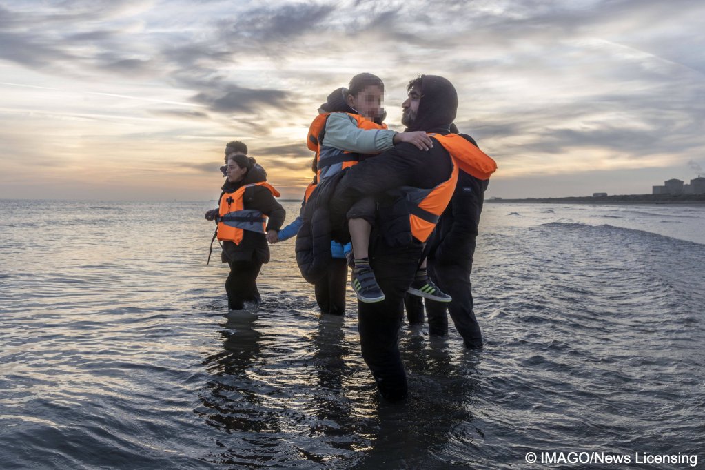 Migrants preparing and getting into boats to cross the English Channel from Dunkirk in northern France last month | Photo: Jack Hill/Imago