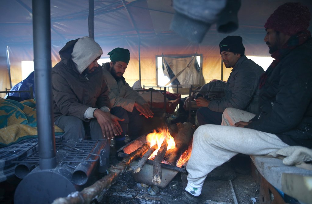 ۵ دسمبر: پناهجویان در یک اردوگاه در بوسنیا-عکس از رویترز / دادو روچ