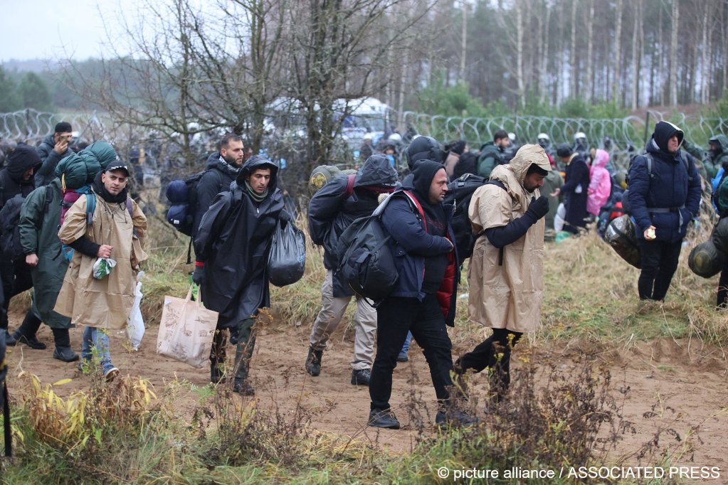 Migrants from the Middle East and elsewhere gather at the Belarus-Poland border near Grodno in Belarus on Monday, November 8 | Photo: picture-alliance/AP