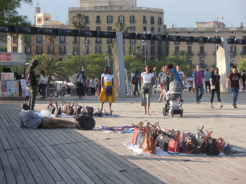 Migrants in Barcelona's port, one of the main spots of street vendors | Photo: Judit Alonso
