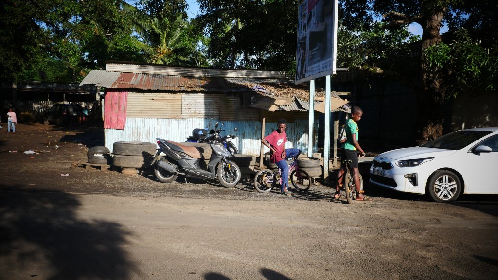 Des mineurs dans un bidonville de Longoni, à Mayotte. Crédit : Romain Philips pour InfoMigrants