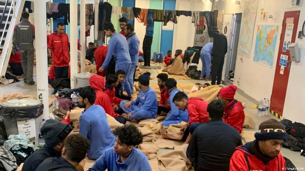 Rescued people receive blankets, warm clothes and hot food during their stay on board the vessel. | Photo: Clare Roth/DW