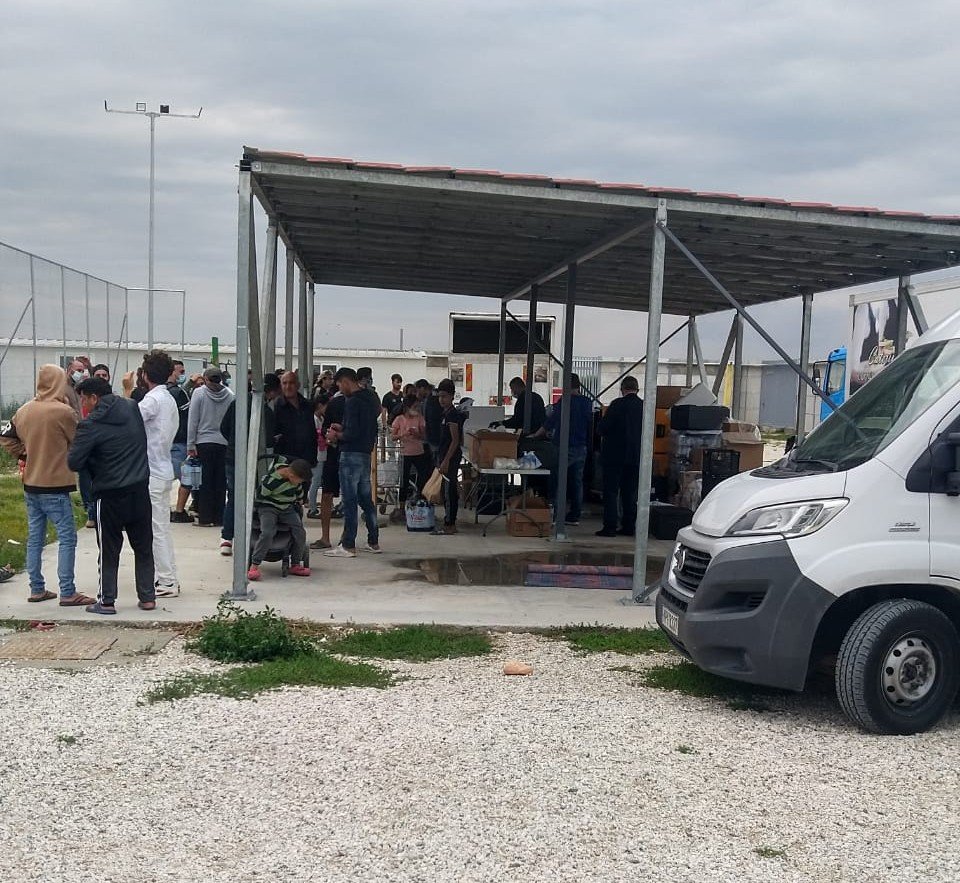 La distribution alimentaire à Nea Kavala à laquelle de nombreux migrants n'ont pas accès, selon Edoza. Crédit : DR