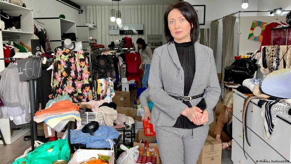 ظل متجر الملابس الذي تديره السيدة أولينا في بلدة سلوبسيس مفتوحًا لقبول التبرعات | الصورة: مونيكا ستيفانكي / DW