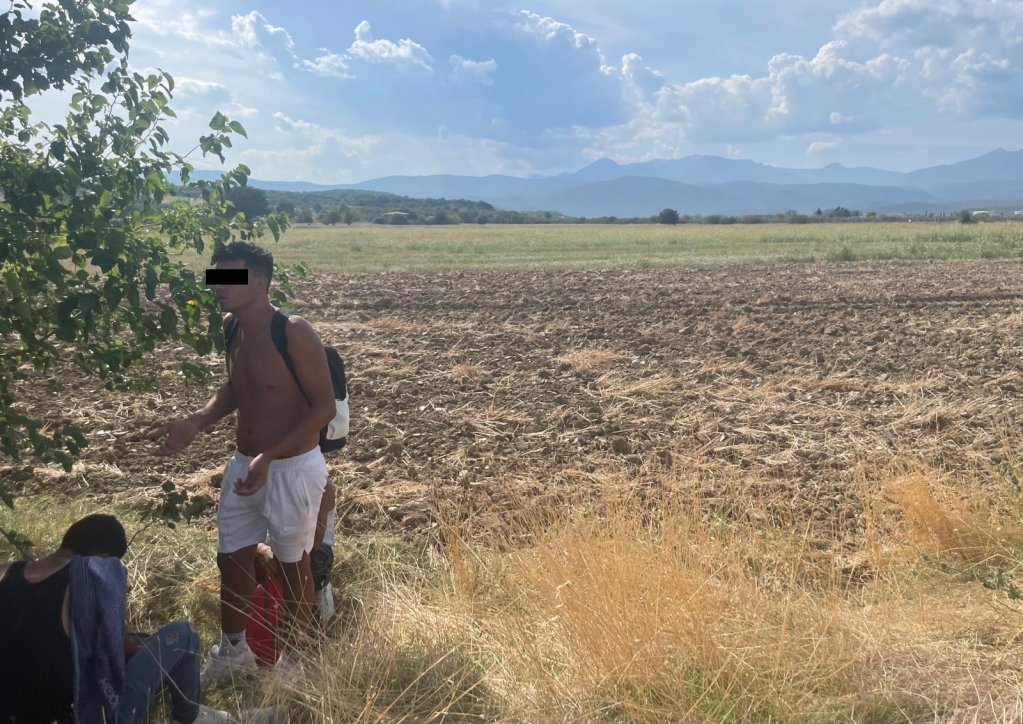 Three young migrants, one Egyptian and two Palestinians, in Idomeni on September 8, 2025. They were hiding and planning to cross into Macedonia the following evening | Photo: InfoMigrants