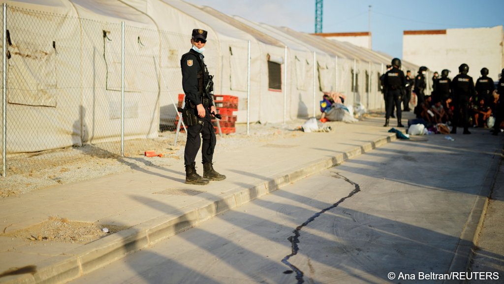 Police patrol the area around a new facility in Los Rosales following the
mass crossing of migrants at the border with Morocco in Ceuta, Spain on September 13, 2026 | Photo: Ana Beltran/Reuters