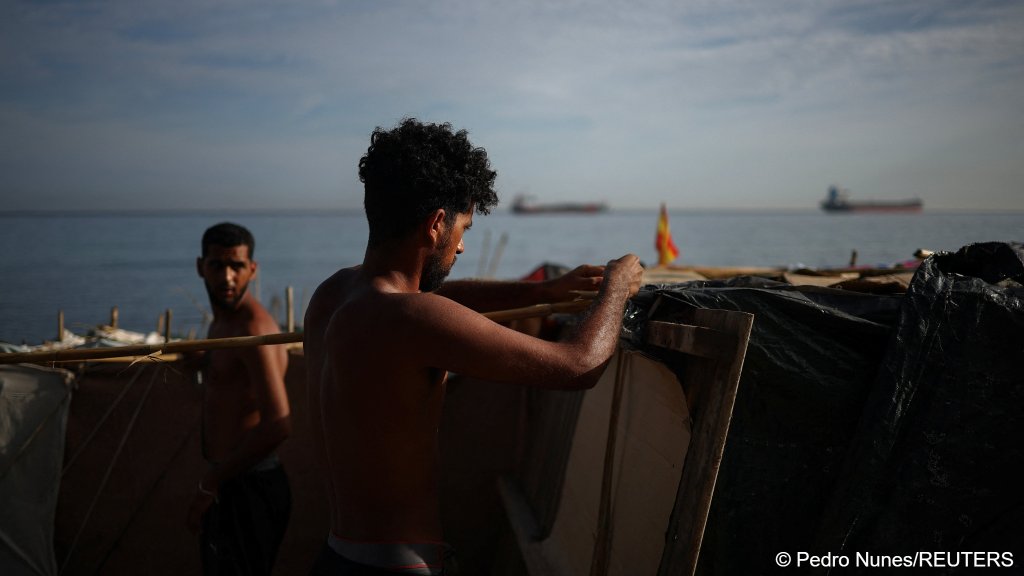 Migrants from Morocco build an improvised shelter in Trampolin Beach, where many have been living following recent mass crossings of migrants from Morocco into Ceuta, Spain | Photo: Pedro Nunes/Reuters