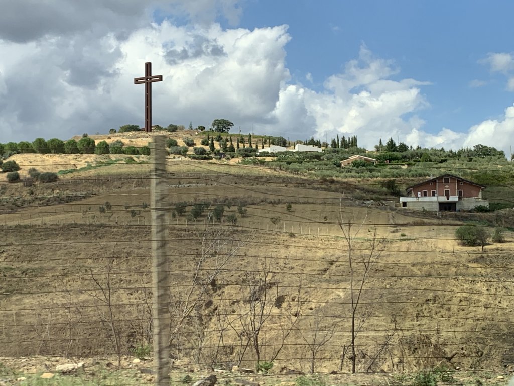 Une grande croix trône sur cette colline loin de Caltagirone, en Sicile. Crédit : Emma Wallis / InfoMigrants