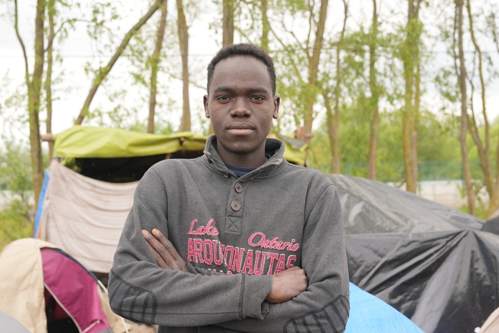 Noah, 16 ans, est Soudanais. Il souhaite traverser la Manche malgré la nouvelle loi britannique. Crédit : Dana Alboz / InfoMigrants