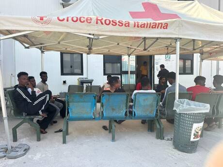 Some survivors of the double shipwreck off Lampedusa on August 13, 2025, at the island's hotspot | Photo: ANSA/CROCE ROSSA ITALIANA