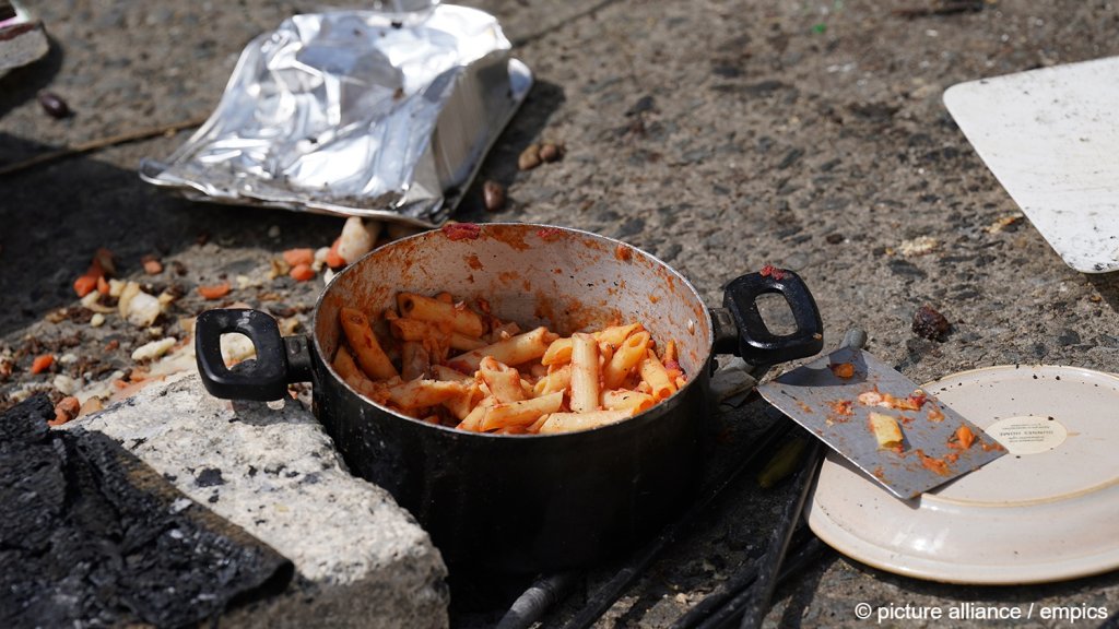 Food abandoned after an informal tent camp, housing migrants and asylum seekers, was attacked in Dublin earlier in 2023 | Photo: Niall Carson / picture alliance / empics
