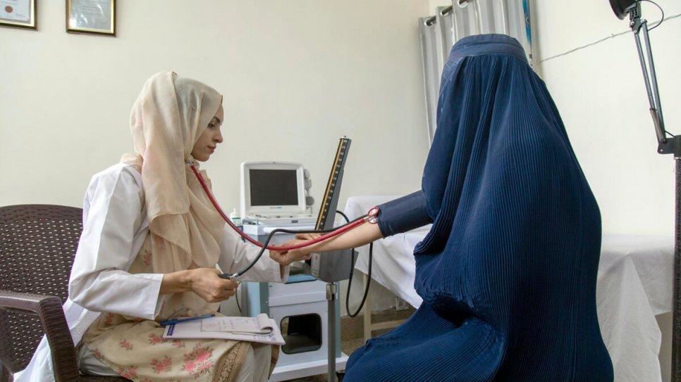 داکتر سلیمه در حال معاینه یک بیمار زن د ربیمارستان اکوت پاکستان. عکس: سازمان ملل متحد