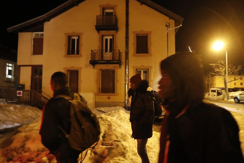 A group of migrants in the town of Briancon, southeastern France | Photo: Guillaume Horcajuelo / archive / EPA 