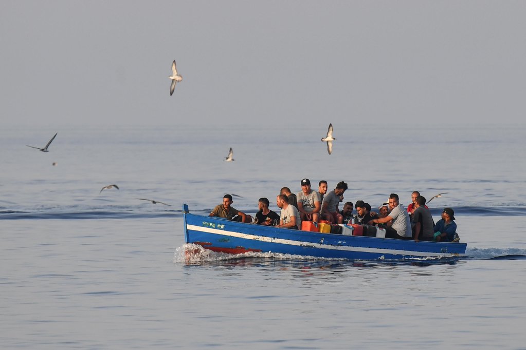 Dal file: L'isola italiana di Lampedusa non è lontana dalla Tunisia, ma diverse imbarcazioni di migranti hanno avuto problemi in mare, causando vittime |  Foto: ANSA/Alessandro Di Meo