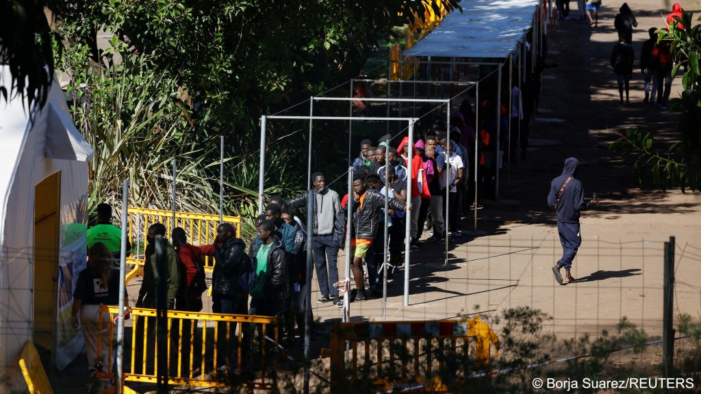 Algunos de los jóvenes inmigrantes que dicen ser niños han sido internados en un campamento para adultos en Tenerife |  Foto: Borja Suárez / Reuters