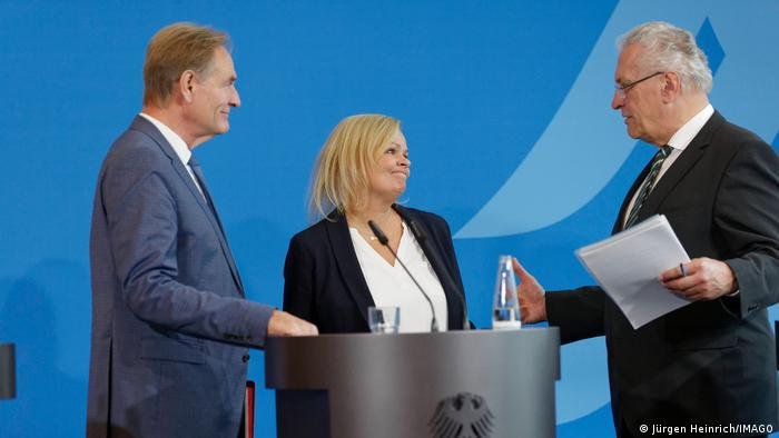 German Interior Minister Nancy Faeser with Bavaria's interior minister, Joachim Herrmann (R), and Leipzigs Lord Mayor Burkhard Jung | Photo Jürgen Heinrich / Imago