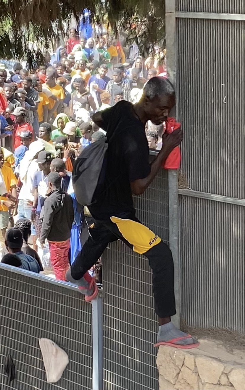 Un migrant tente de s'enfuir du hotspot de Lampedusa, le 16 septembre 2023. Crédit : InfoMigrants
