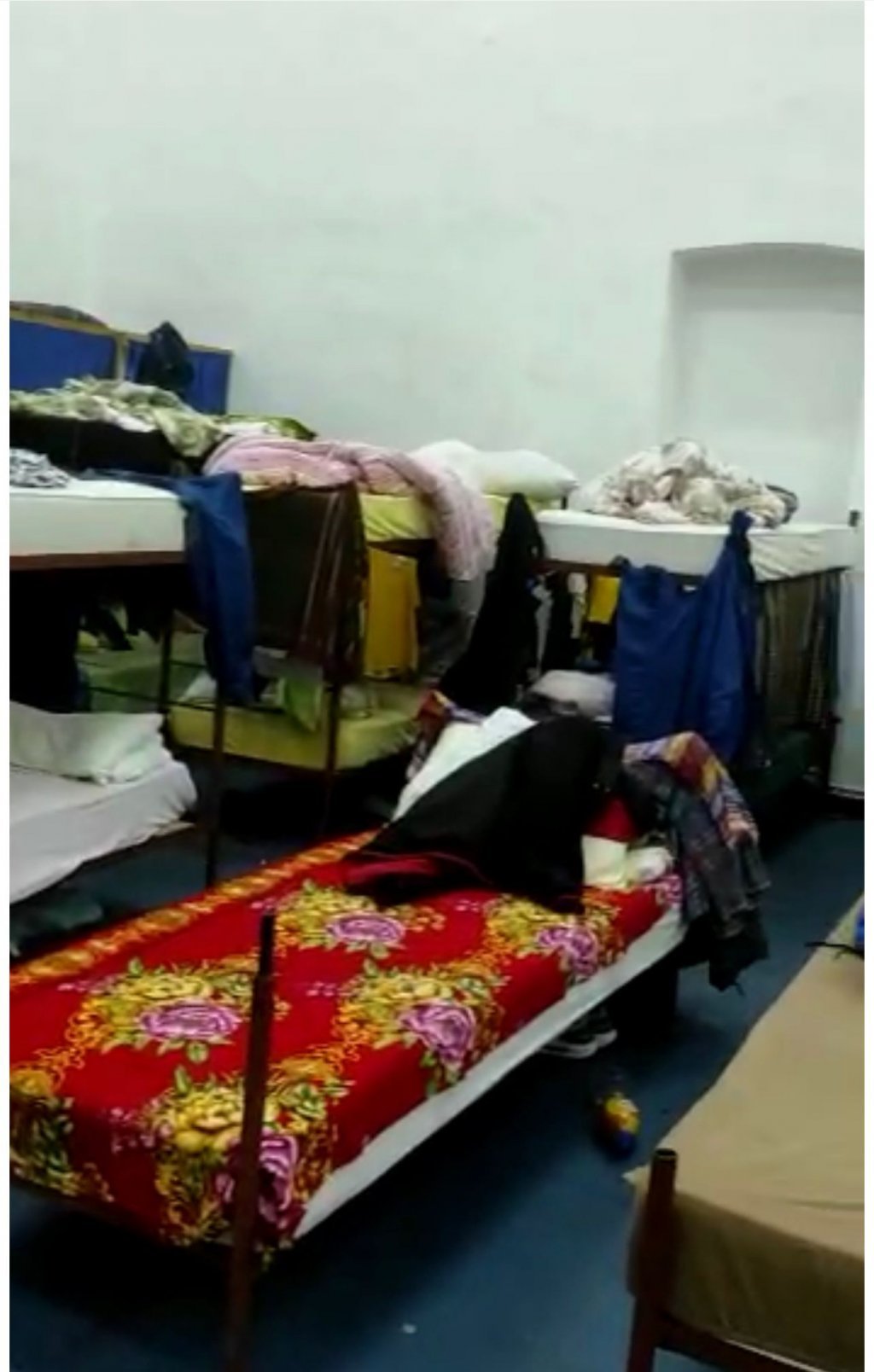 Capture d'écran d'une vidéo montrant les conditions de vie de certains migrants bangladais en Roumanie. Crédit : InfoMigrants
