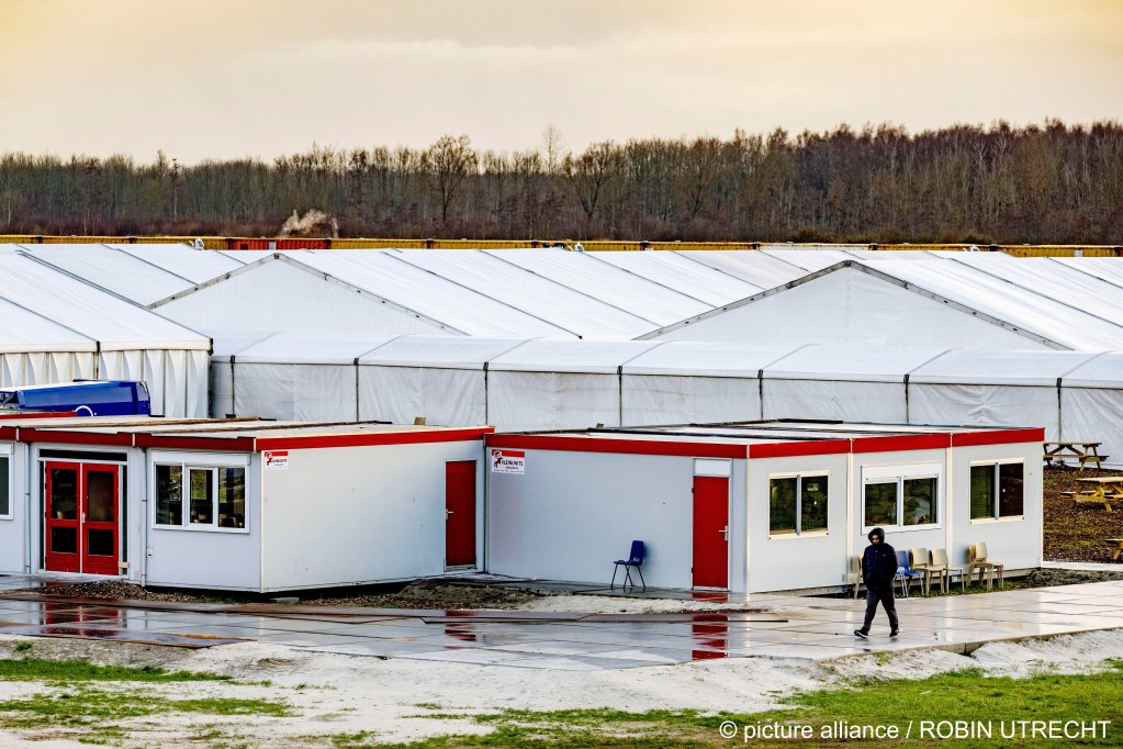 File photo: A temporary asylum shelter in De Marnewaard, Netherlands | Photo: Robin Utrecht/picture-alliance