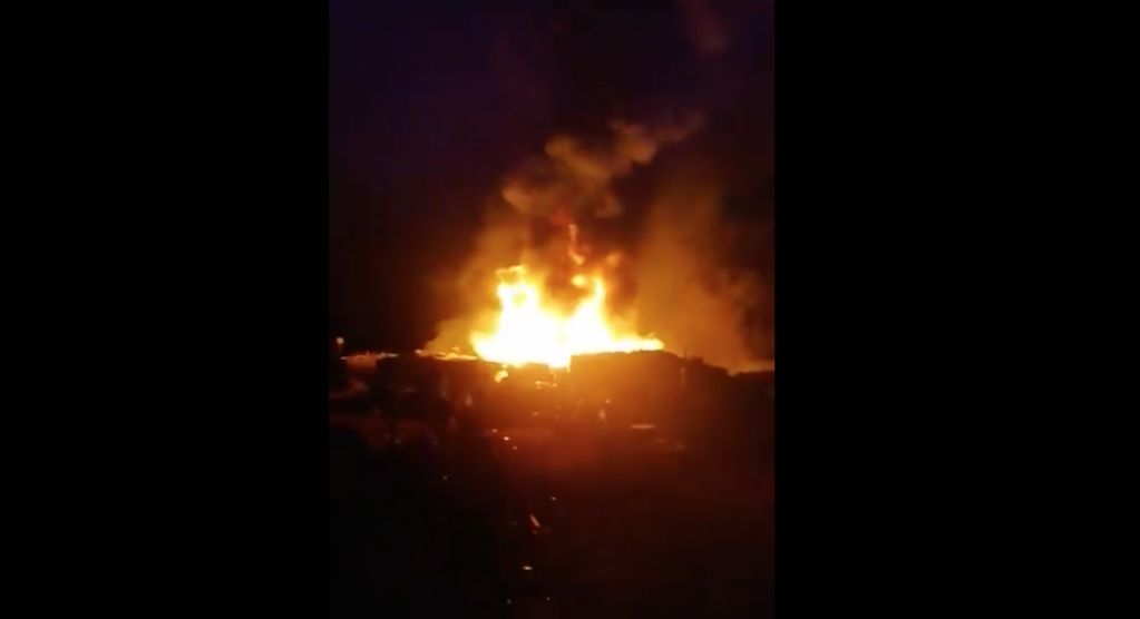 Les flammes ont ravagé une partie du camp de migrants de Nijar, dans le sud de l'Espagne, samedi 13 février. Crédit : Capture d'écran de la BBC