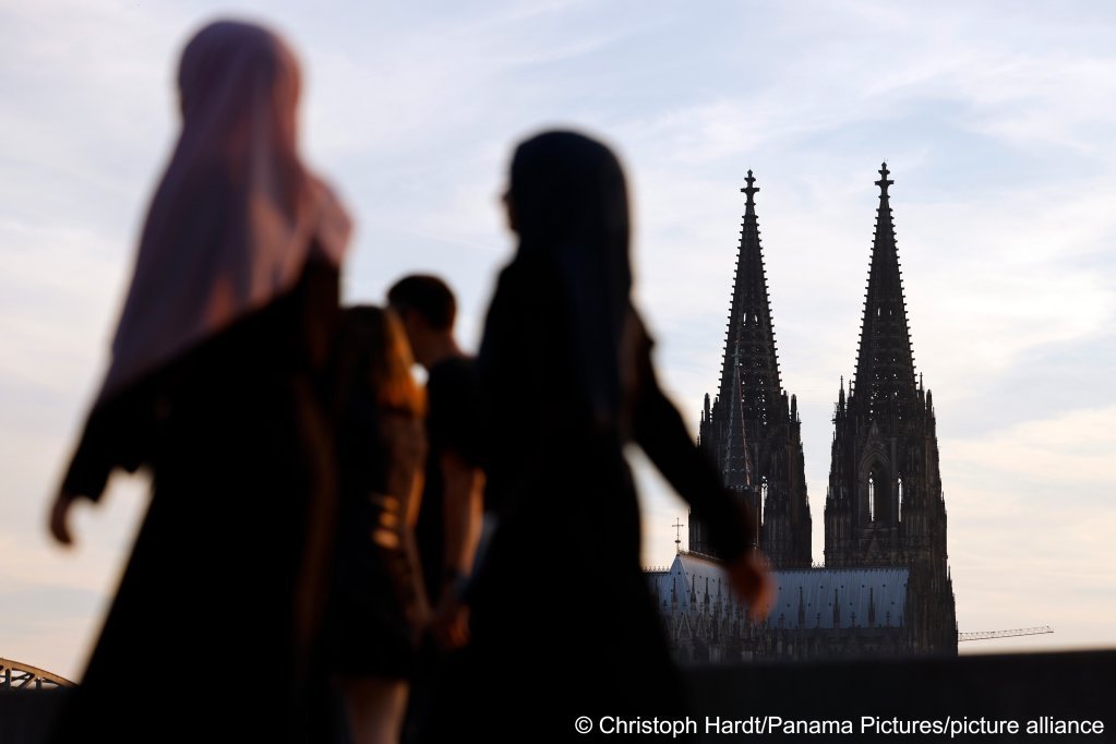 File photo used as illustration: The now former employee is accused of allowing applications containing forged documents to pass through the immigration office and letting the men use a Cologne apartment belonging to her as their registered address | Photo : Christoph Hardt / picture alliance/Panama Pictures