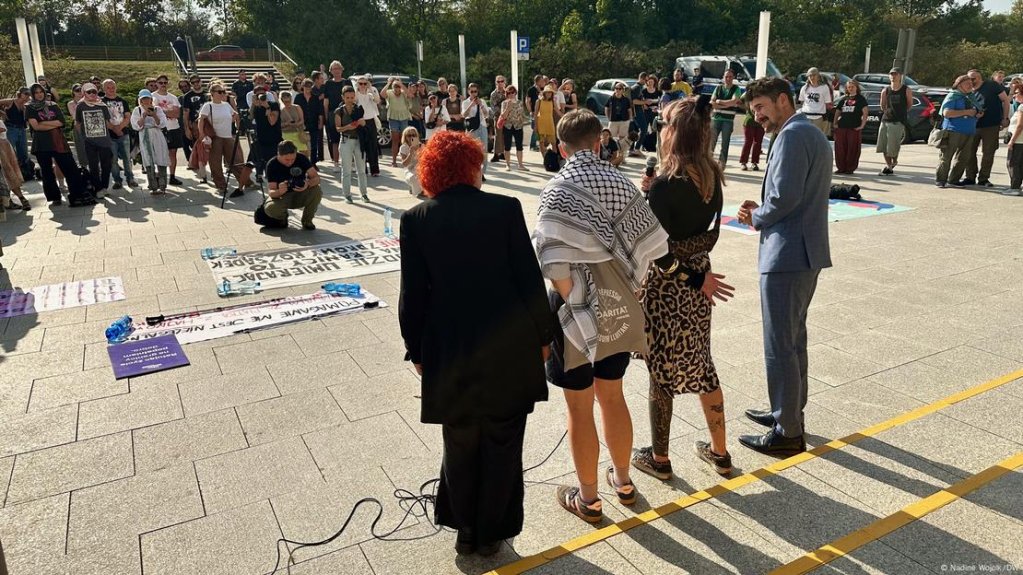 Four of the five accused refugee aid workers speak to the media in Bialystok | Photo: Nadine Wojcik/DW