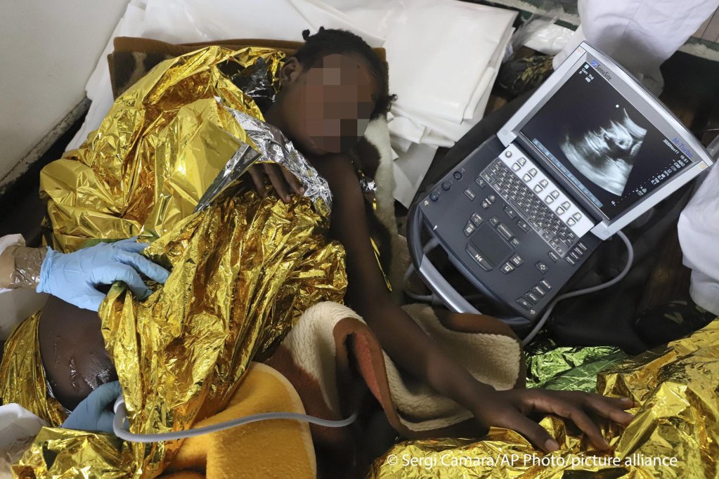 This pregnant woman was among the migrants rescued by the Open Arms on Wednesday | Photo: Sergi Camara/AP Photo/picture-alliance