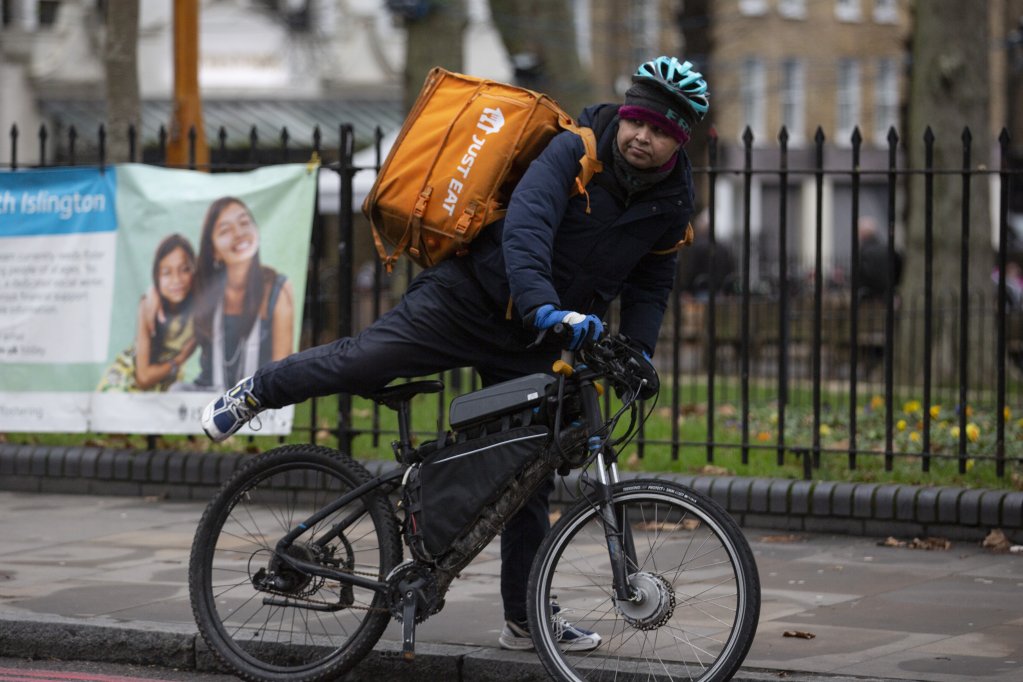 File photo used as illustration: A food delivery worker in London, United Kingdom | Photo: Rasid Necati Aslim / Anadolu Agency