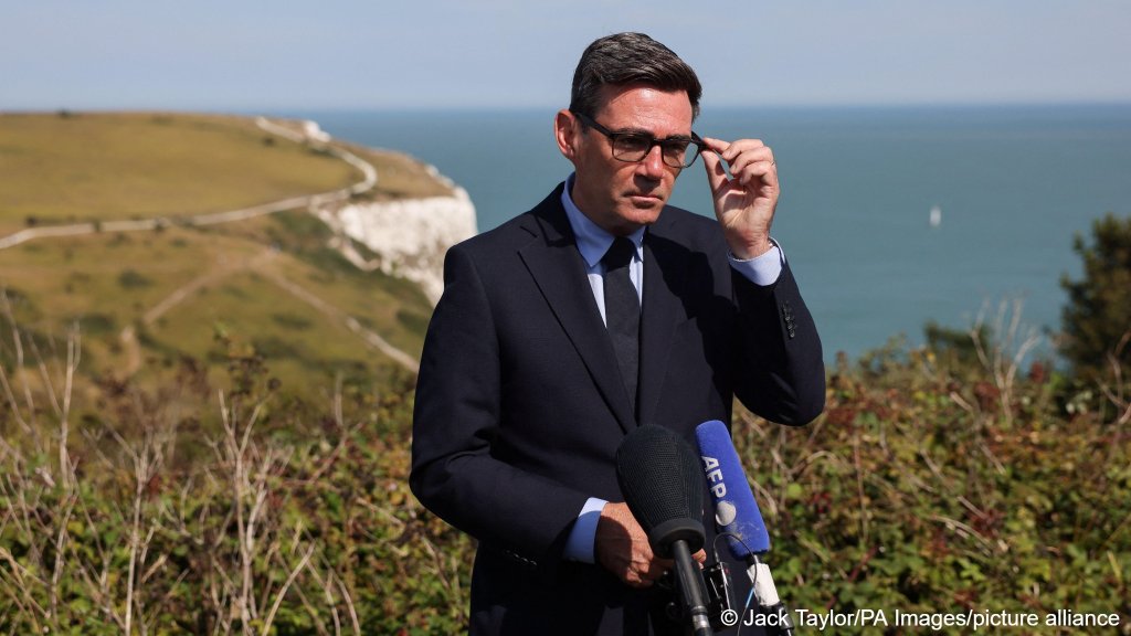 Prime Minister Andy Burnham visited Kent earlier in August to reassure local communities about his plans for tackling irregular Channel crossings | Photo: Jack Taylor/PA Wire/picture-alliance