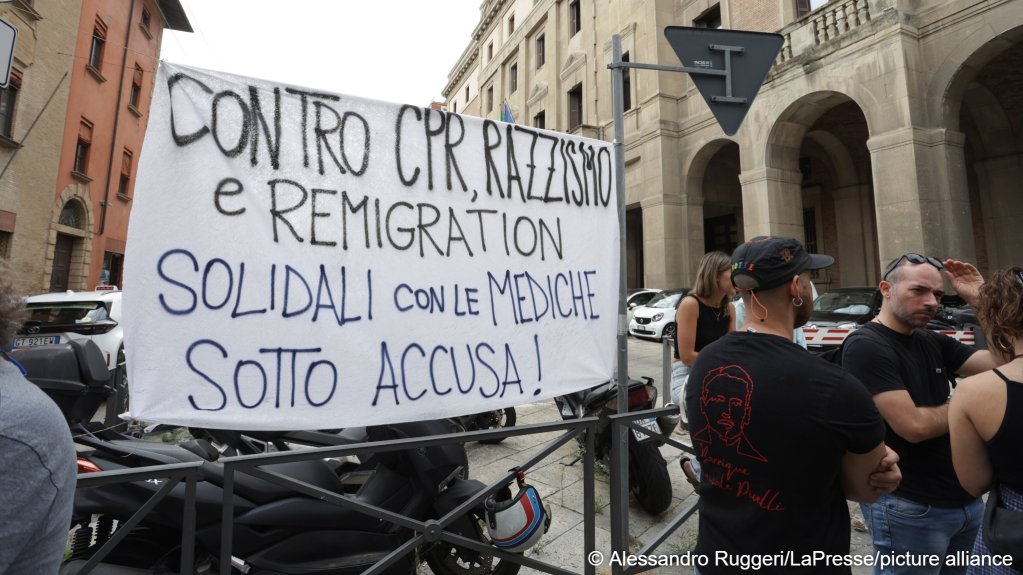 Migrant supporters have staged protests against the investigation. The sign reads 'Against CPR (Migrant detention centers), racism and remigration, we stand with the accused doctors' | Photo: Alessandro Ruggeri/LaPresse/picture-alliance