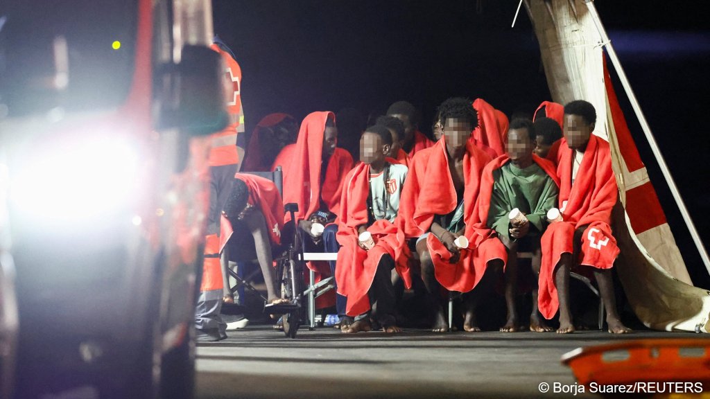 Migrants wait to be assisted by the Red Cross after disembarking from a Spanish coast guard vessel at the port of Arguineguin, on the island of Gran Canaria, Spain, September 3, 2026 | Photo: REUTERS/Borja Suarez