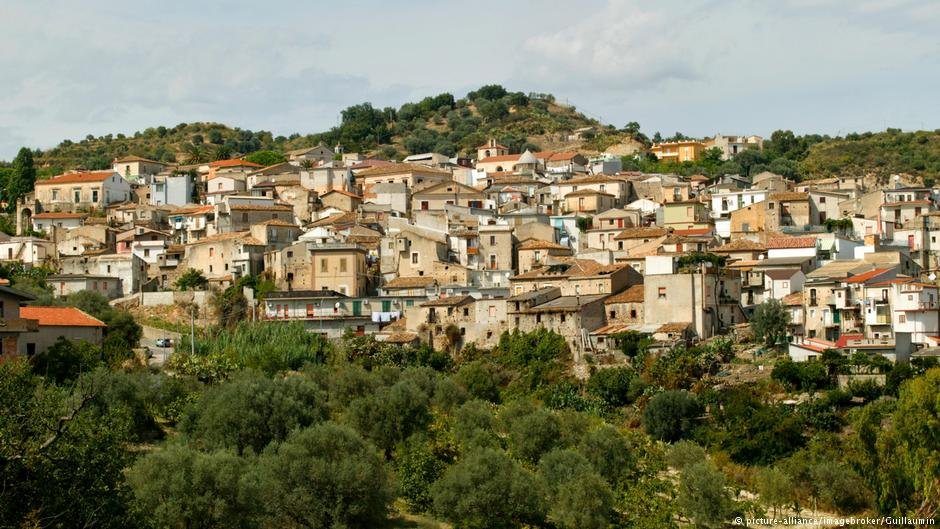 File photo: The town of Riace nestled on the Calabrian hillside | Photo: Picture Alliance / Imagebroker/ Guillaumin